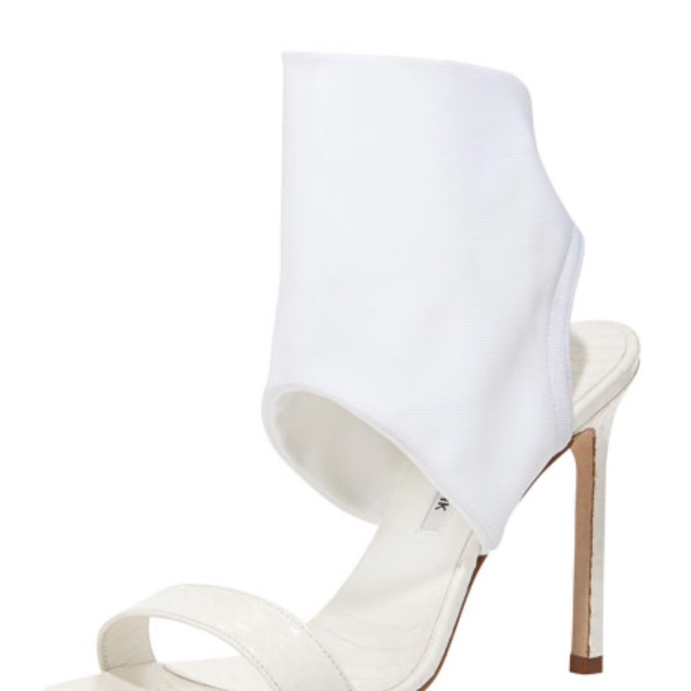 Manolo Blahnik
Saccopen Snake Ankle-Wrap Sandal, White. Worn 3X comes with box.